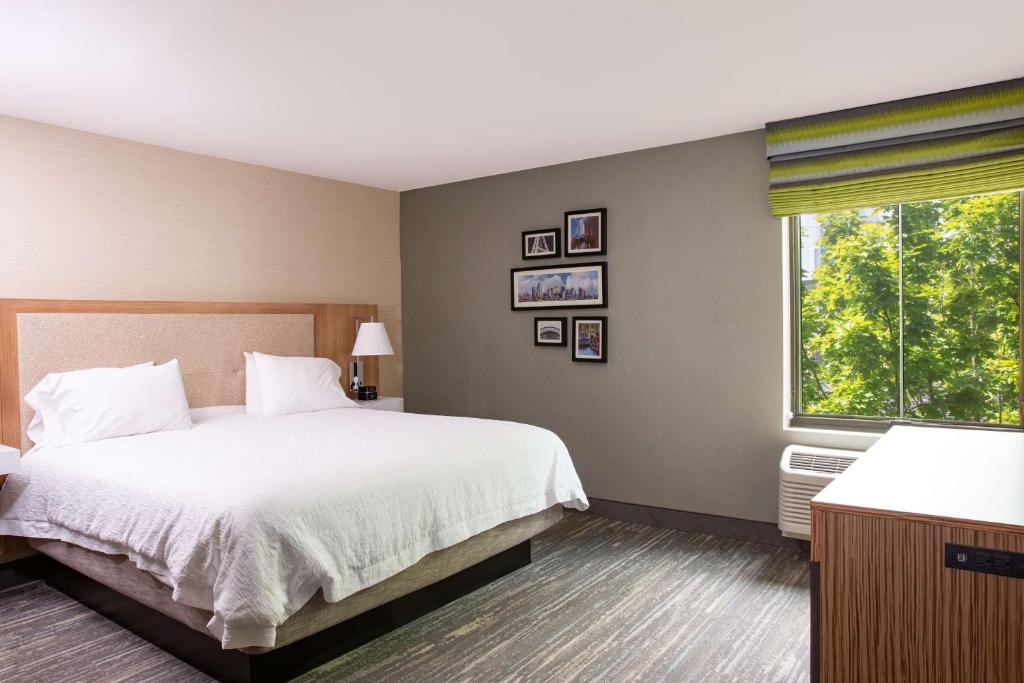 Hampton Inn & Suites Seattle-Downtown - Executive King Room With Sofa Bed - Non-Smoking