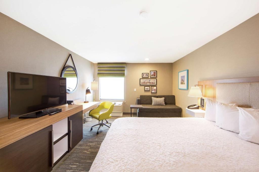 Hampton Inn & Suites Seattle-Downtown - King Room - Non-Smoking
