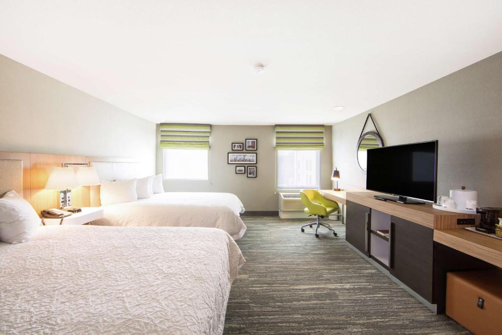 Hampton Inn & Suites Seattle-Downtown - Queen Room With Two Queen Beds - Non-Smoking
