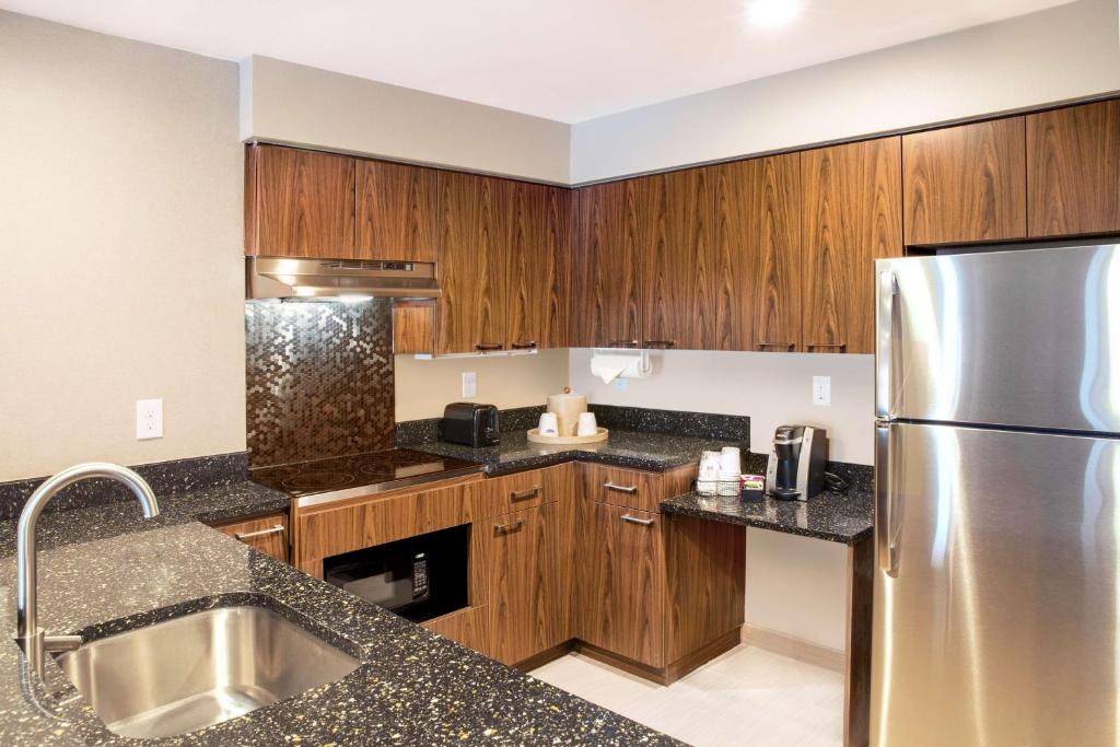 Hampton Inn & Suites Seattle-Downtown - 