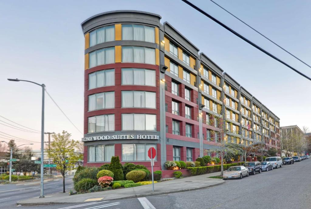 un edificio rojo en una calle con coches aparcados fuera en Homewood Suites by Hilton Seattle Downtown en Seattle