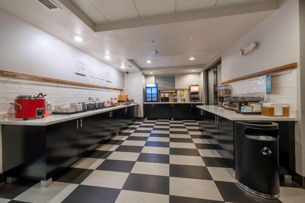 Kuchyň nebo kuchyňský kout v ubytování Hampton Inn & Suites DuPont