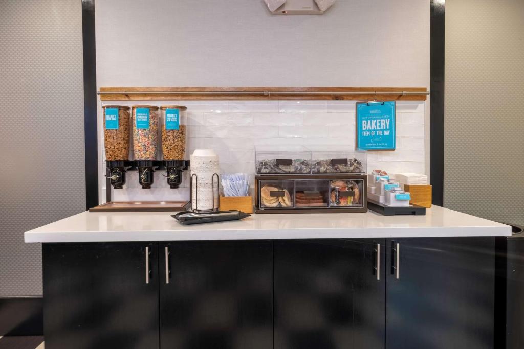 Kuchyň nebo kuchyňský kout v ubytování Hampton Inn & Suites DuPont