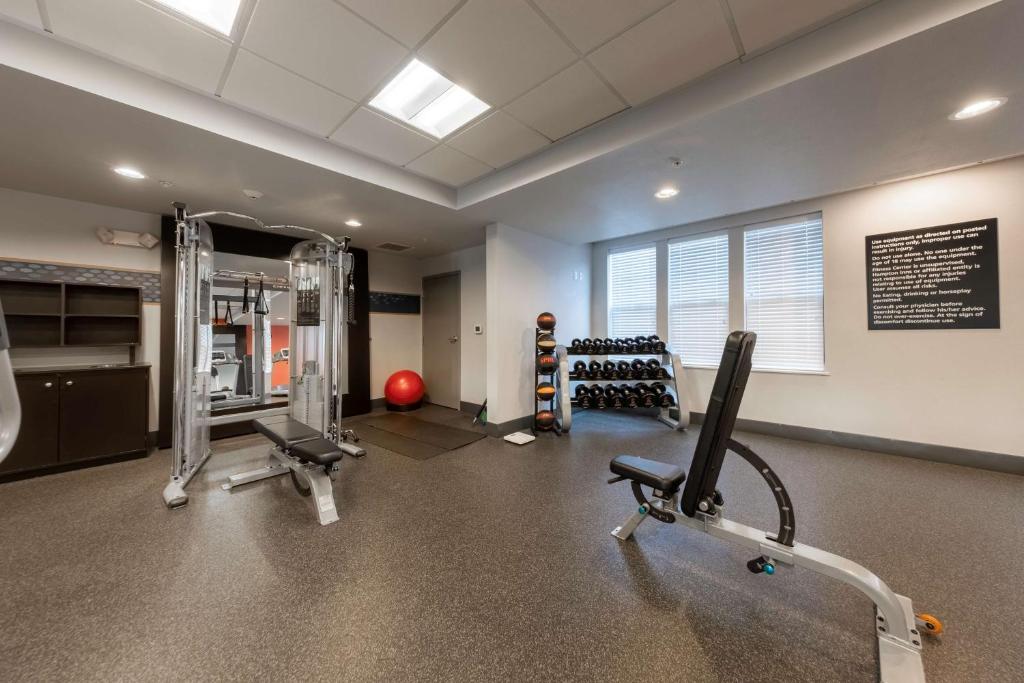 Fitness centrum a/nebo fitness zařízení v ubytování Hampton Inn & Suites DuPont