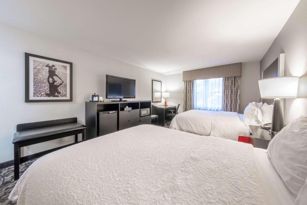 Postel nebo postele na pokoji v ubytování Hampton Inn & Suites DuPont