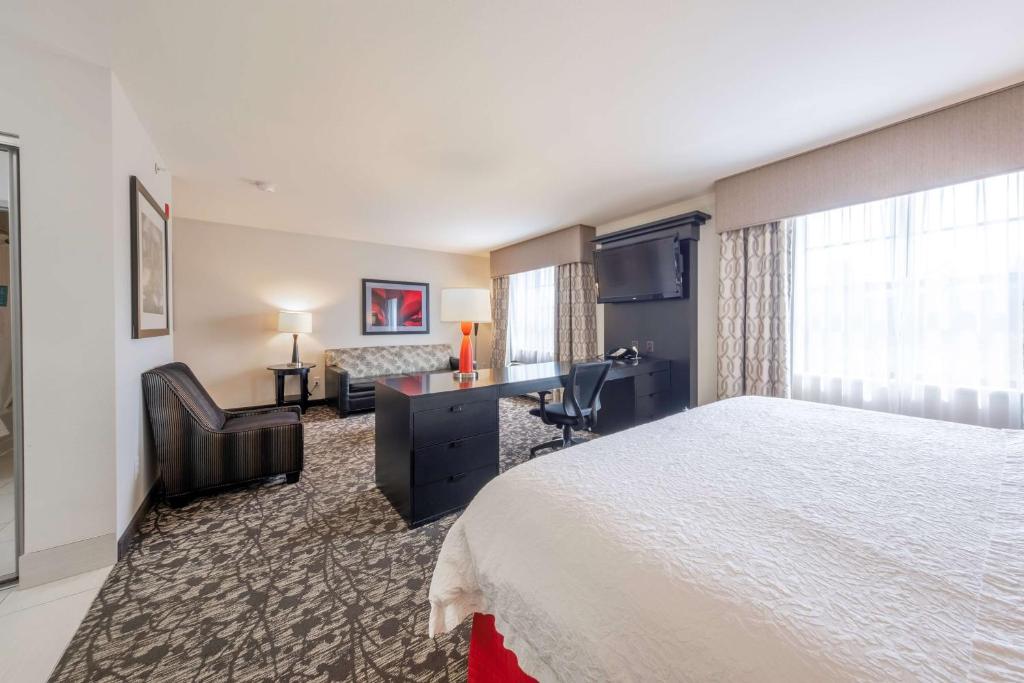 Postel nebo postele na pokoji v ubytování Hampton Inn & Suites DuPont