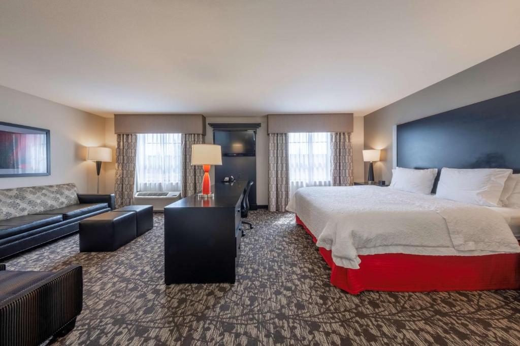 Postel nebo postele na pokoji v ubytování Hampton Inn & Suites DuPont