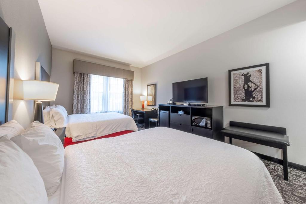 Postel nebo postele na pokoji v ubytování Hampton Inn & Suites DuPont