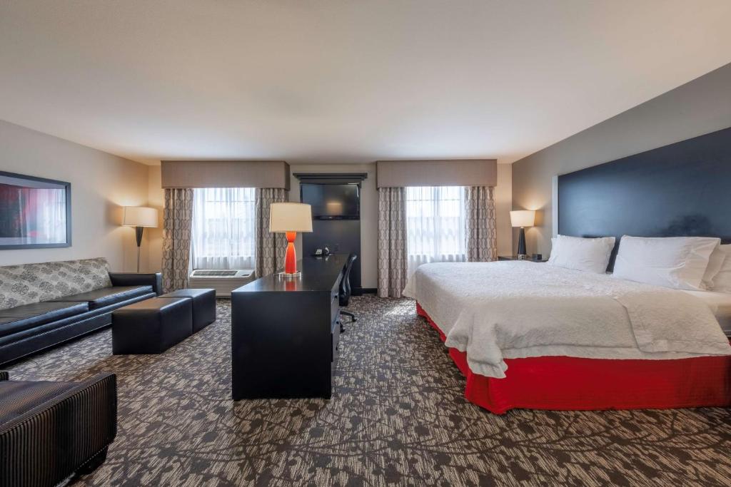 Postel nebo postele na pokoji v ubytování Hampton Inn & Suites DuPont