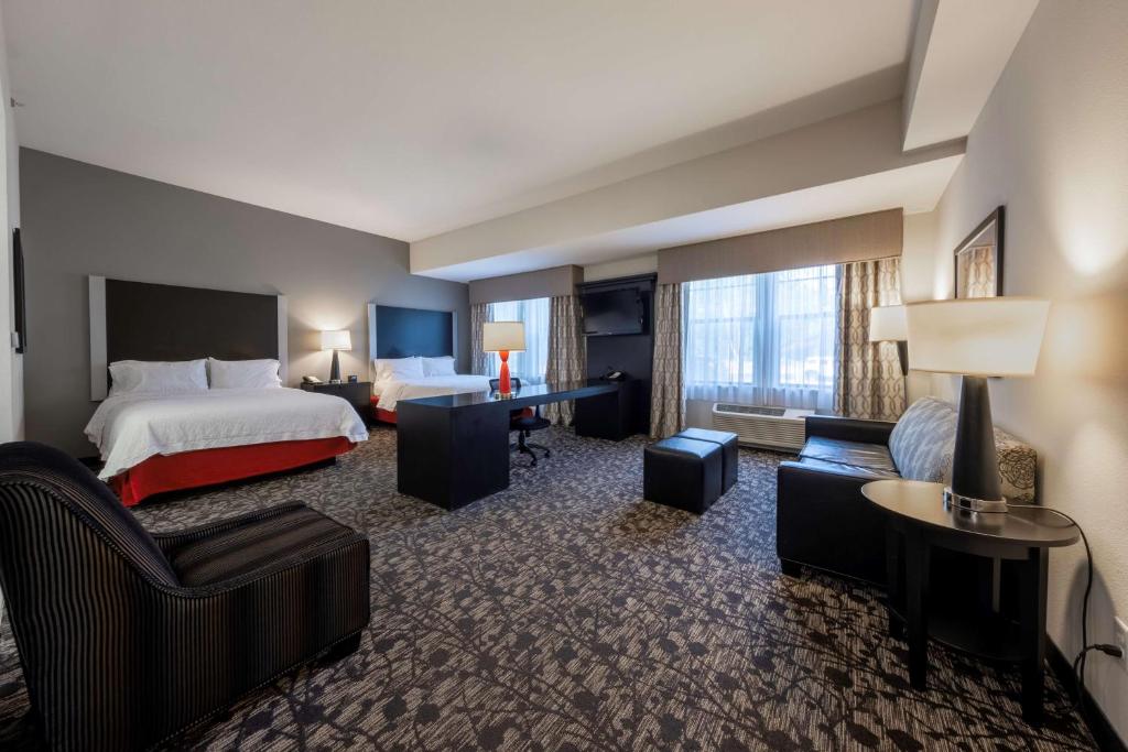Postel nebo postele na pokoji v ubytování Hampton Inn & Suites DuPont
