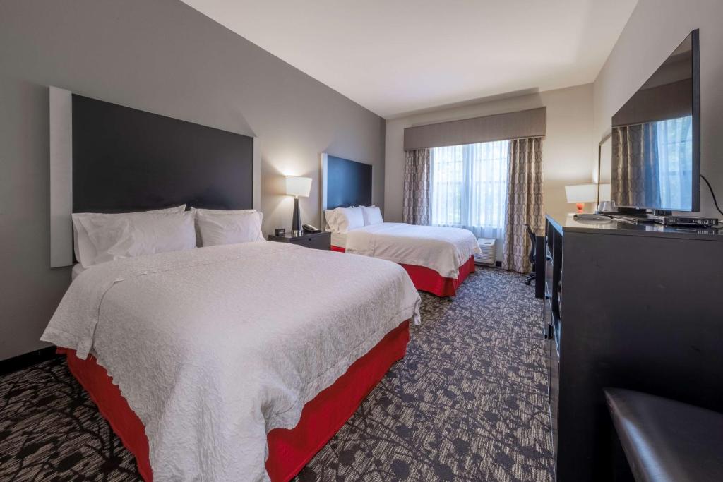 Postel nebo postele na pokoji v ubytování Hampton Inn & Suites DuPont