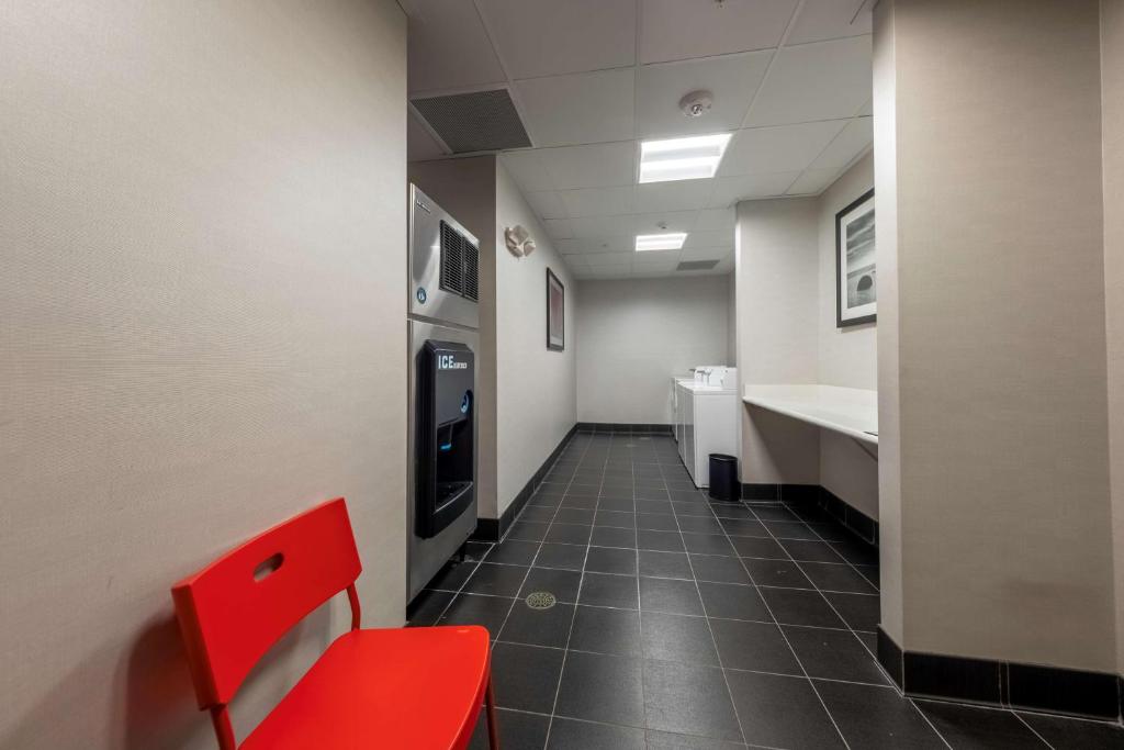 TV a/nebo společenská místnost v ubytování Hampton Inn & Suites DuPont