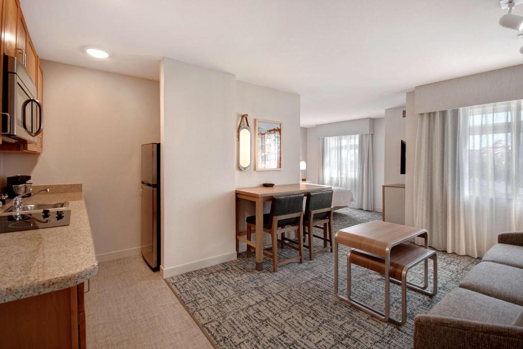 Homewood Suites by Hilton San Francisco Airport North California - Studio Lit Queen-Size Non-Fumeurs - Vue Sur Baie