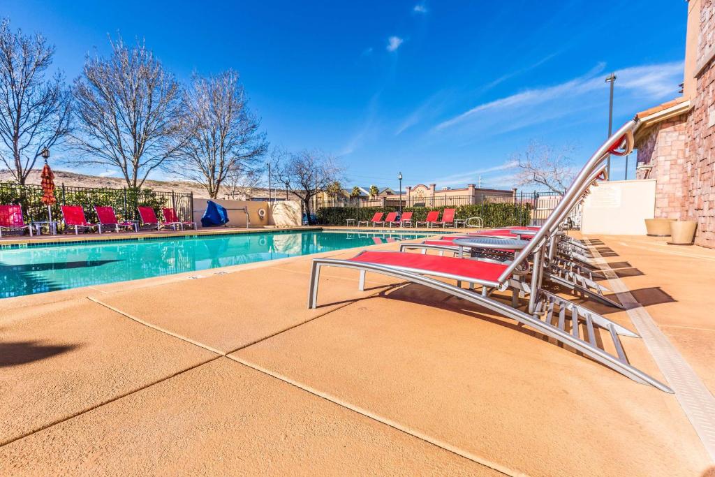 Bazén v ubytování Hilton Garden Inn St. George nebo v jeho okolí