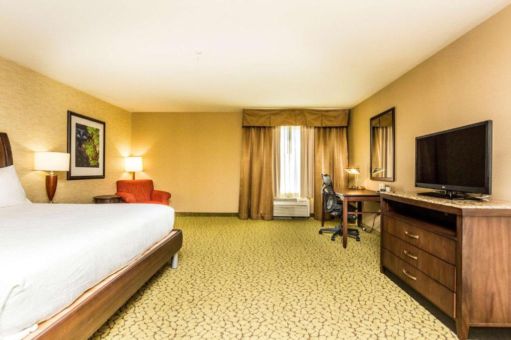 TV a/nebo společenská místnost v ubytování Hilton Garden Inn St. George