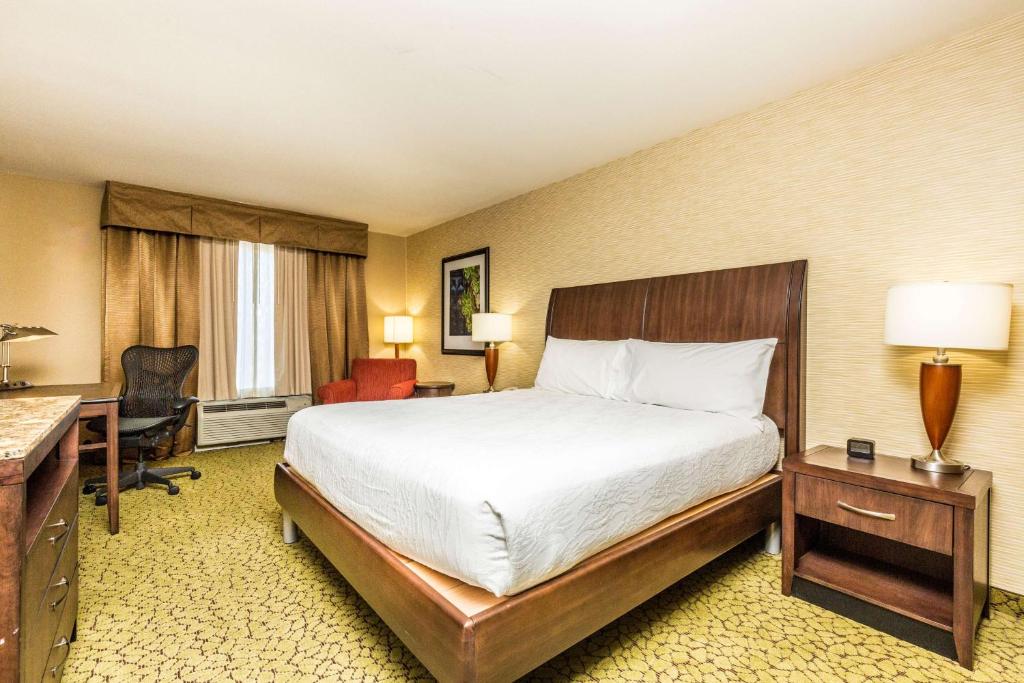 Postel nebo postele na pokoji v ubytování Hilton Garden Inn St. George