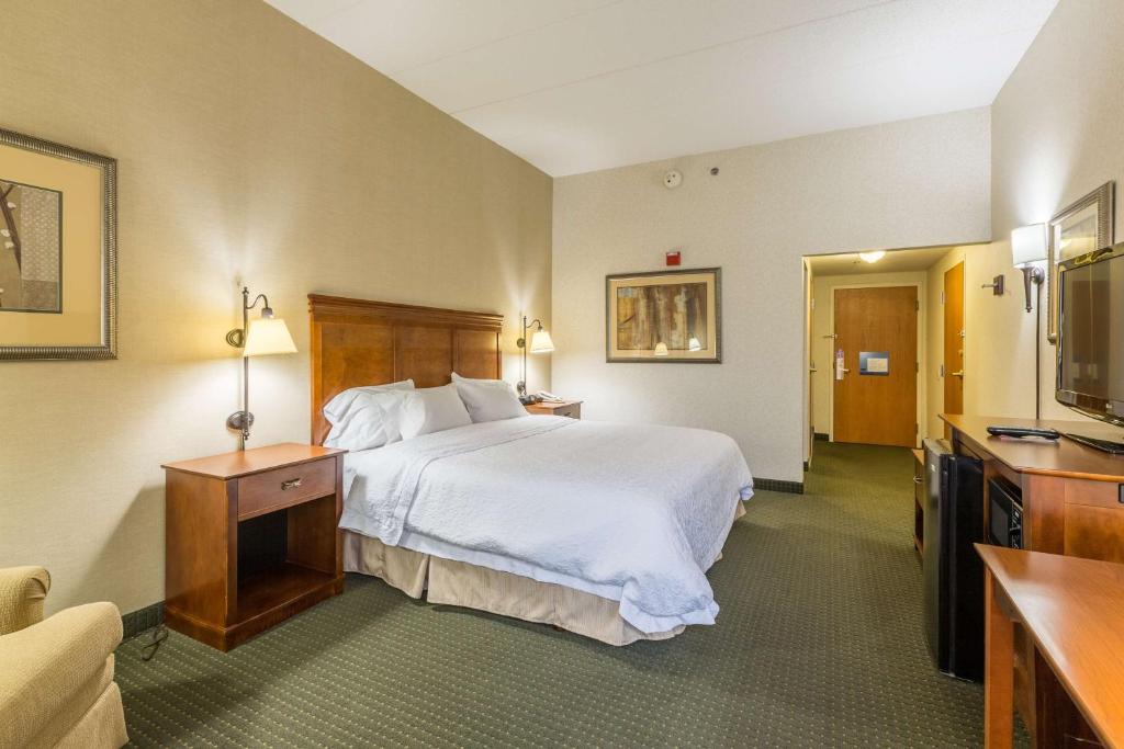 Hampton Inn Sidney - King Room - Mobility Access/Non-Smoking