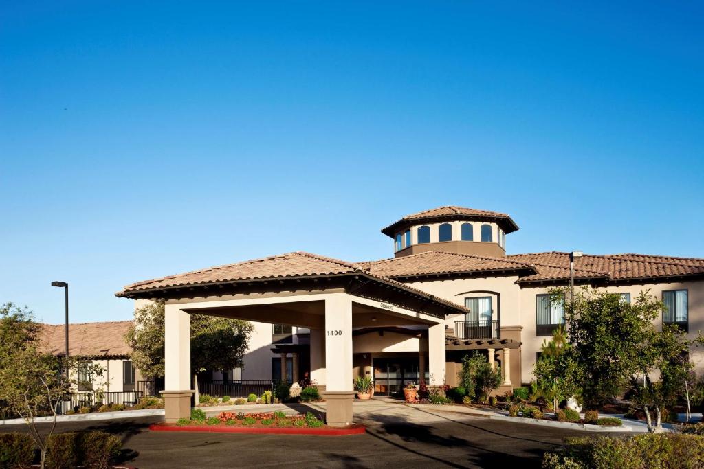 um edifício com uma torre em cima dele em Hampton Inn & Suites Arroyo Grande em Arroyo Grande