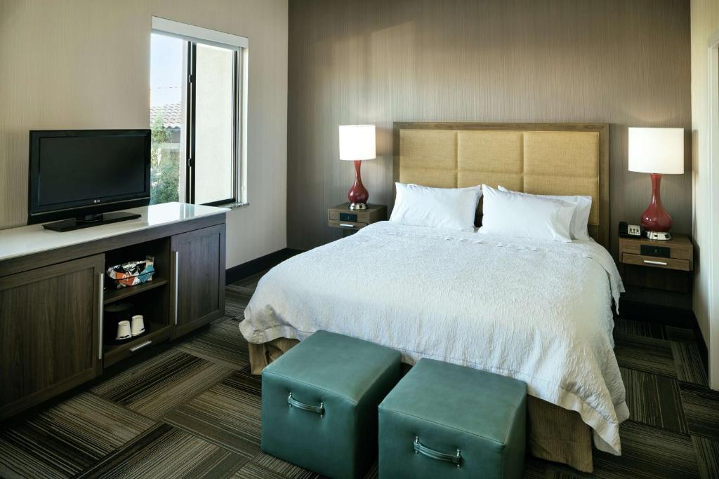 Postel nebo postele na pokoji v ubytování Hampton Inn & Suites Arroyo Grande