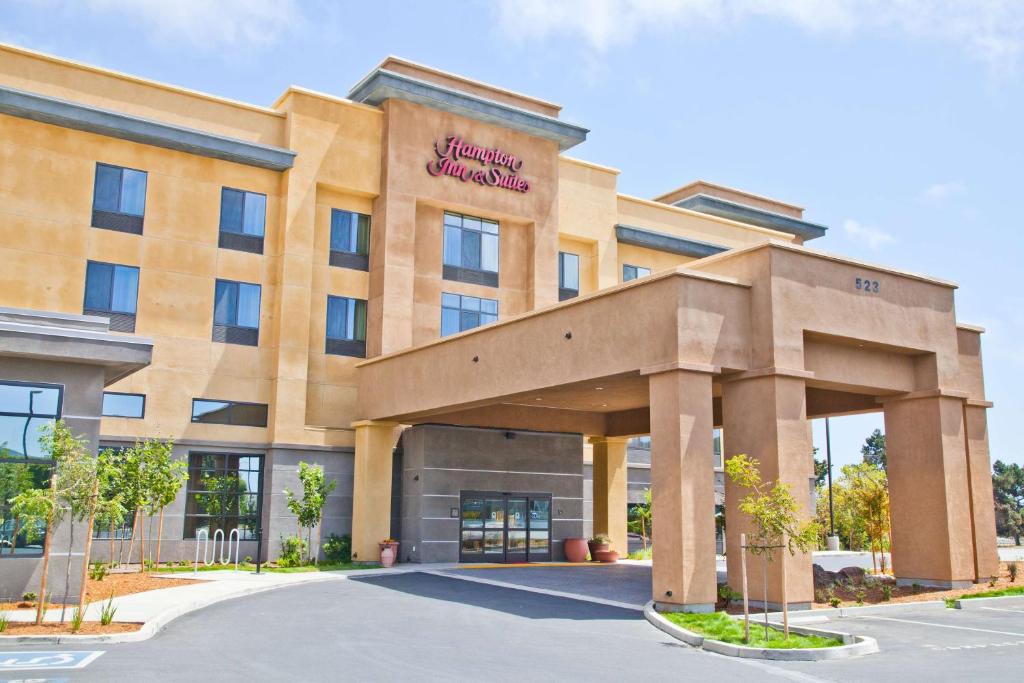 a rendering of the front of the hampton inn suites anaheim at Hampton Inn & Suites Salinas in Salinas