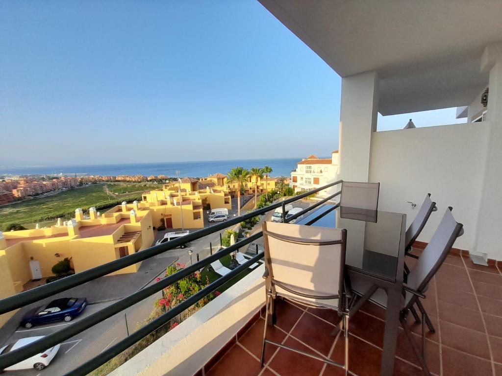 een balkon met een tafel en stoelen en uitzicht op de oceaan bij PRINCESS BEACH Boutique 02 in Manilva