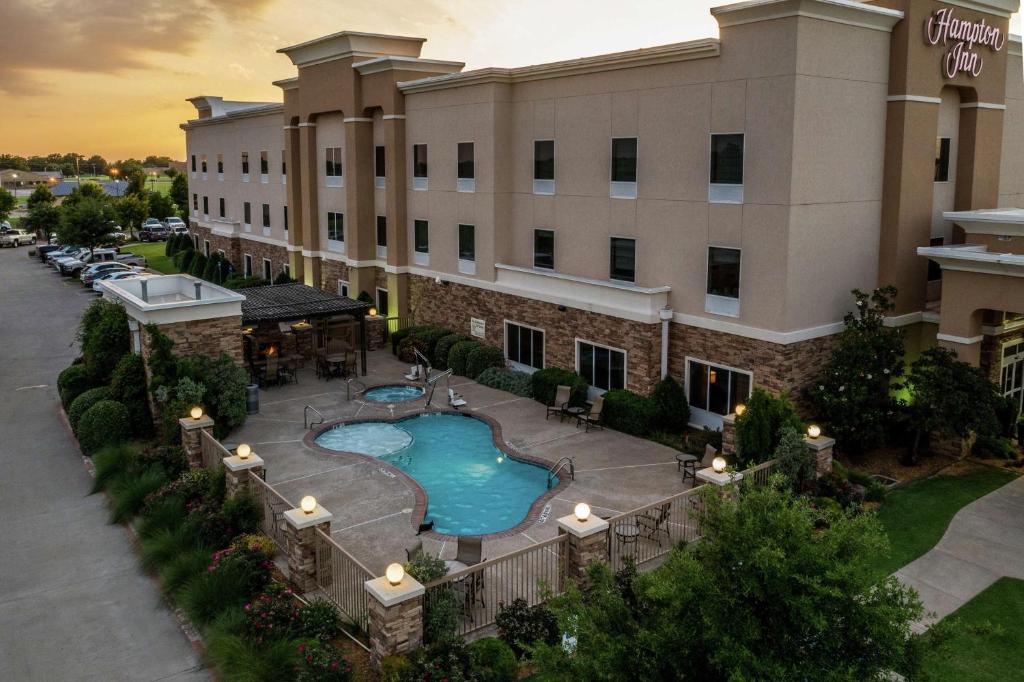 Bazén v ubytování Hampton Inn Vernon nebo v jeho okolí
