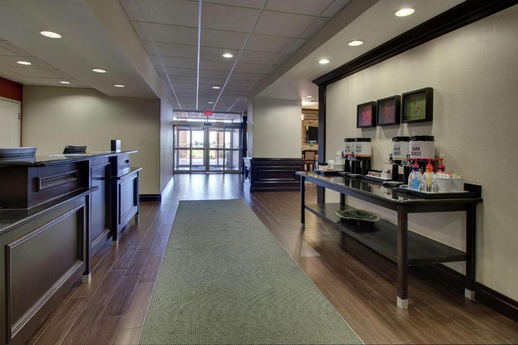 Kuchyň nebo kuchyňský kout v ubytování Hampton Inn Vernon