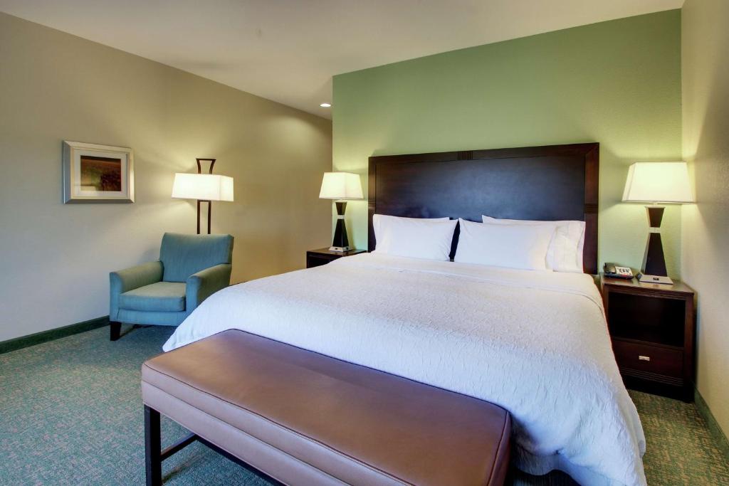 Postel nebo postele na pokoji v ubytování Hampton Inn Vernon