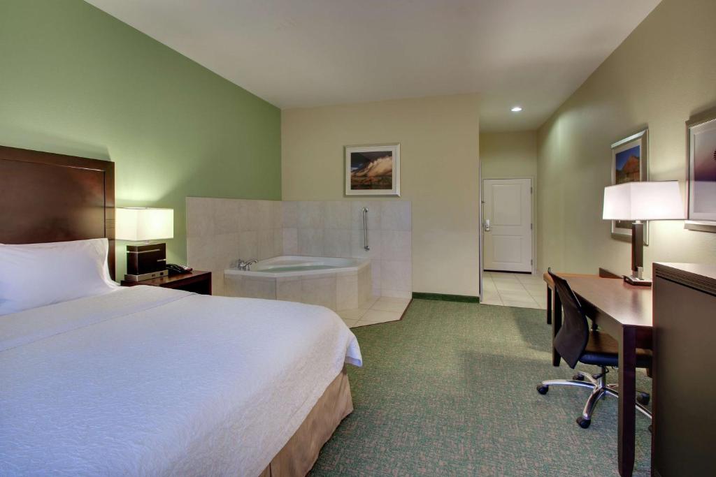 Postel nebo postele na pokoji v ubytování Hampton Inn Vernon