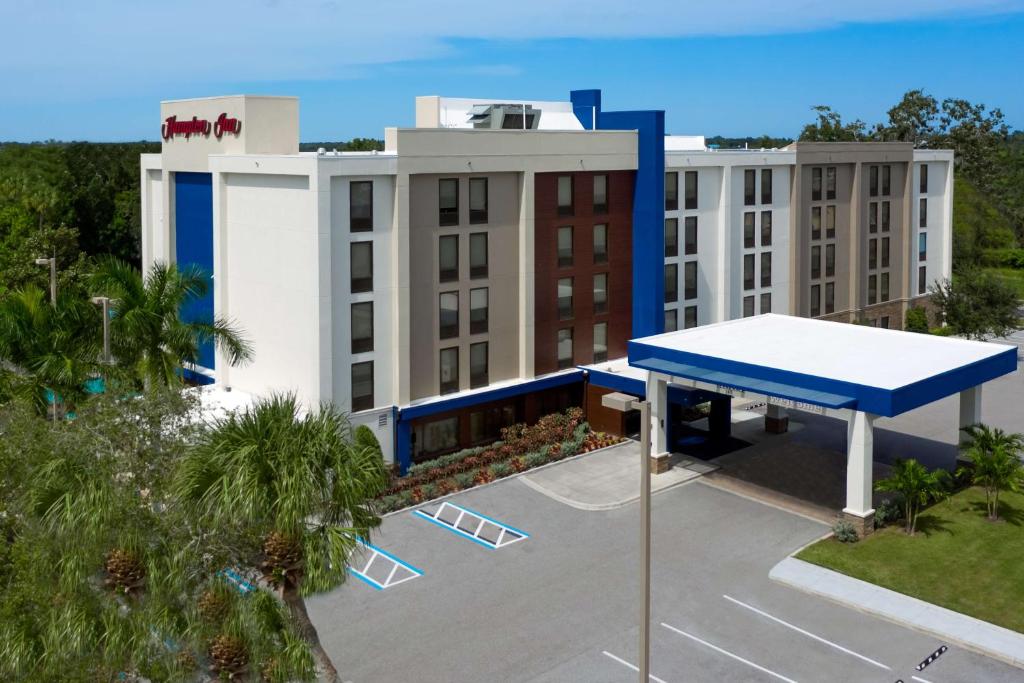 an overhead view of a building with a tennis court at Hampton Inn Ellenton/Bradenton in Ellenton