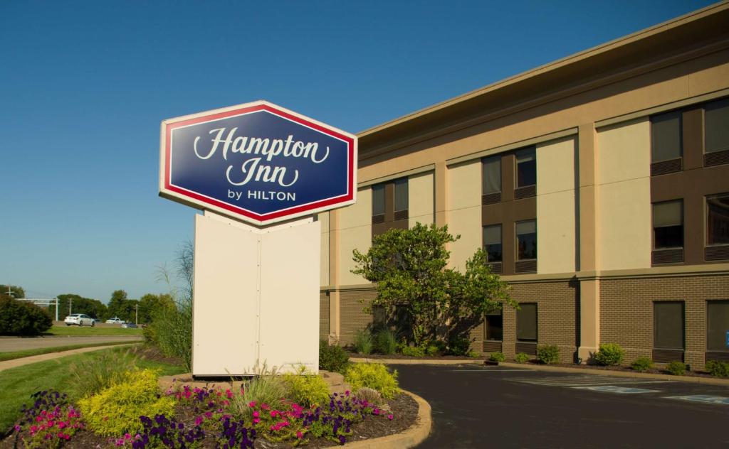 un cartello per una locanda di Hampton di fronte a un edificio di Hampton Inn St. Louis-Chesterfield a Chesterfield