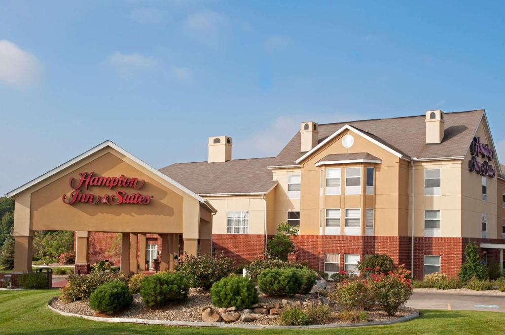 ein Hotel mit einem Schild, das Hampton Inn and Suites liest in der Unterkunft Hampton Inn & Suites Cleveland-Southeast-Streetsboro in Streetsboro