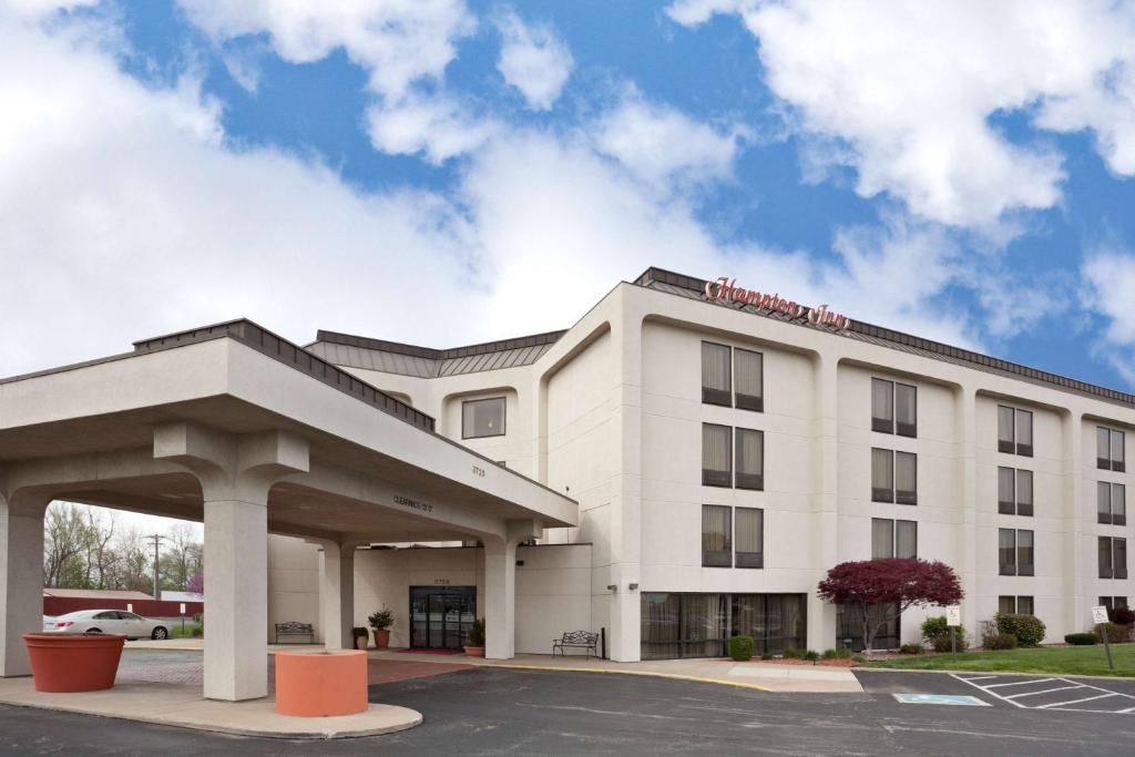 Hampton Inn St Charles St Peters photo