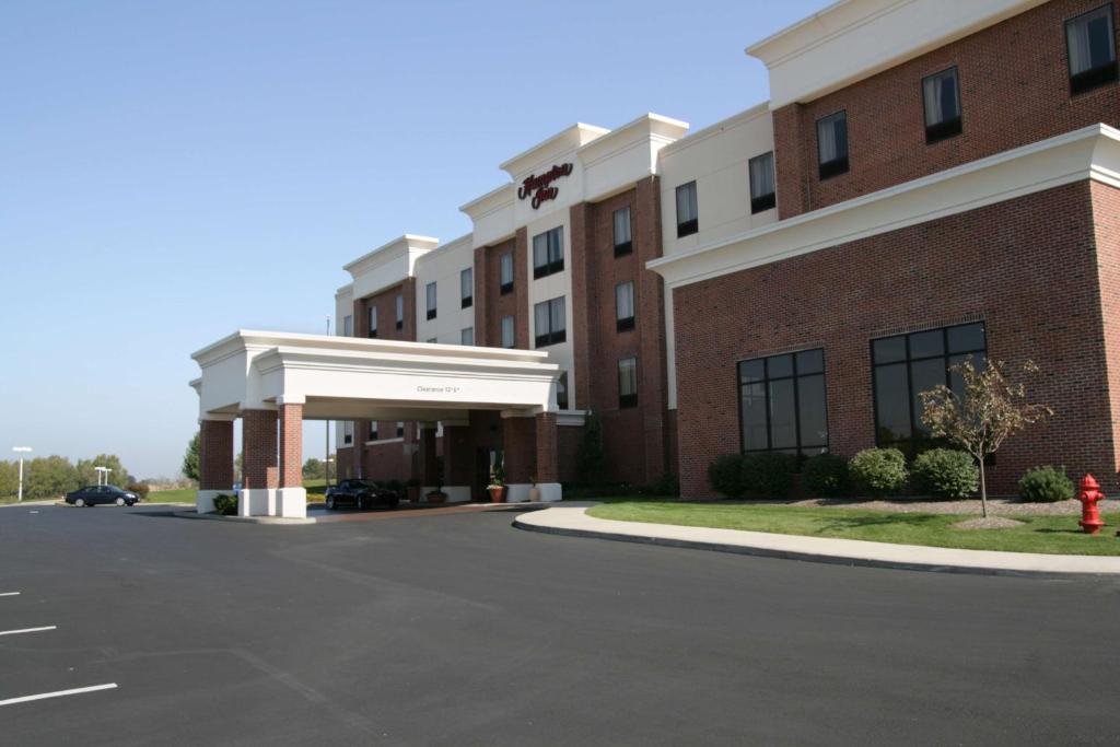 ein Gebäude mit einem roten Hydranten davor in der Unterkunft Hampton Inn Stow in Stow