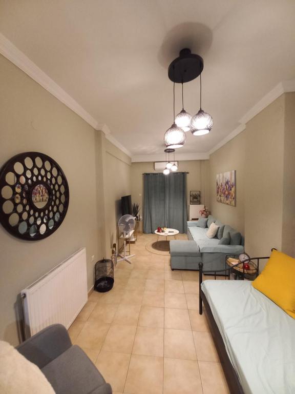 ein Wohnzimmer mit einem Sofa und ein Wohnzimmer mit in der Unterkunft Caldo Deluxe Apartment Thessaloniki in Thessaloniki