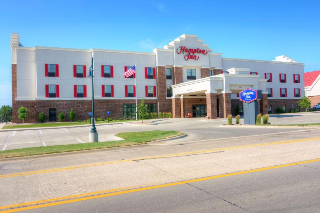 uma rua vazia em frente a um hotel em Hampton Inn Orange City em Orange City