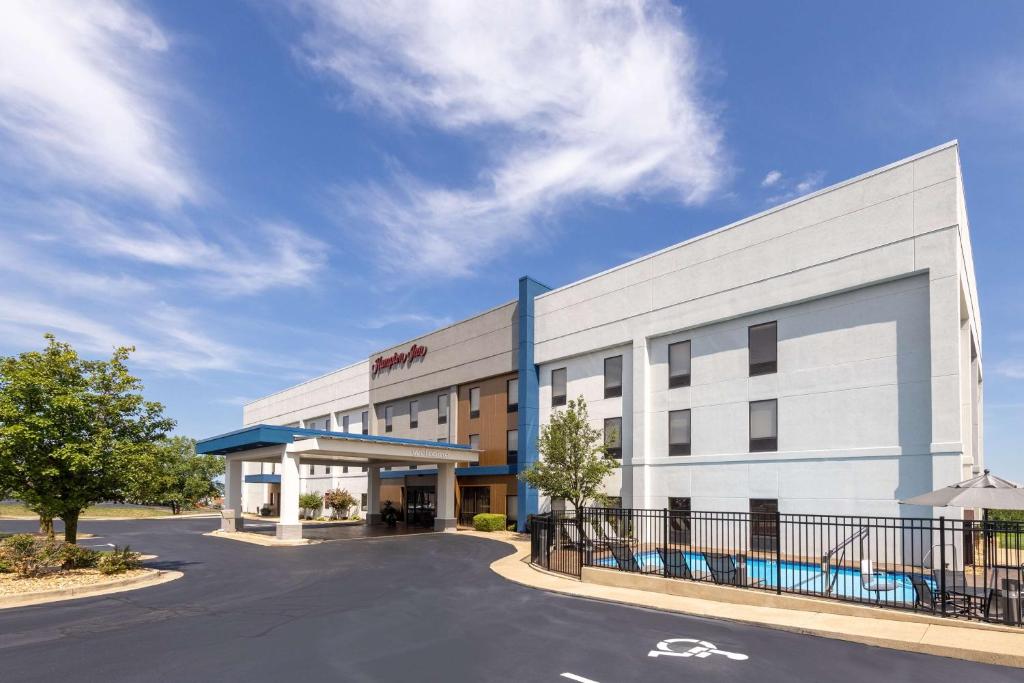 a rendering of the front of a hotel at Hampton Inn Saint Robert in Saint Robert