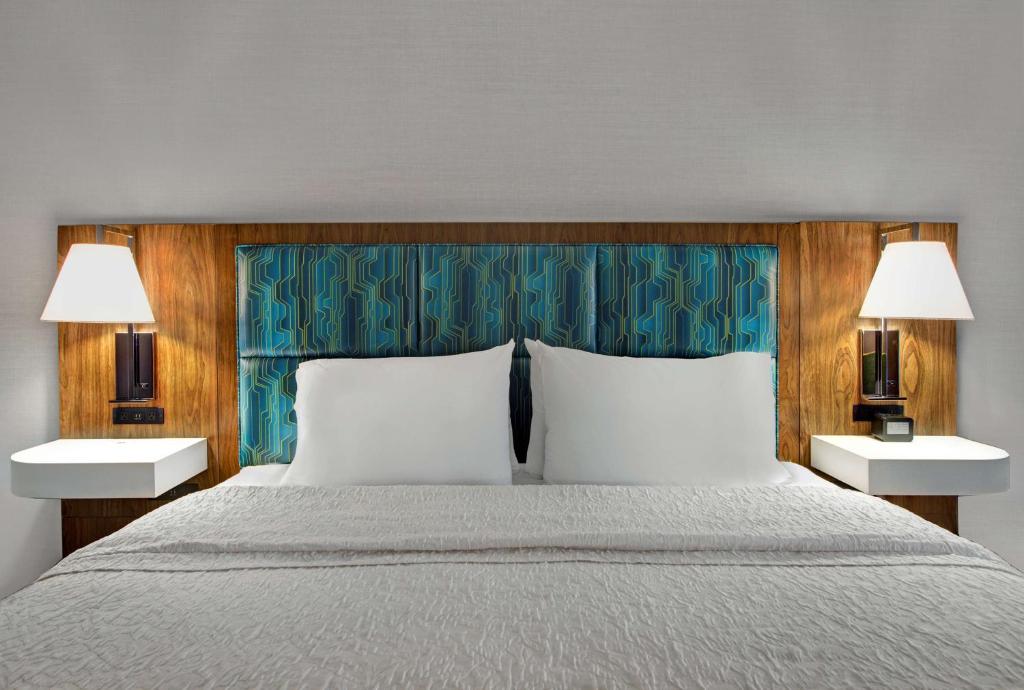 Hampton Inn & Suites by Hilton Syracuse Dewitt - Executive King Room Met Bankbed - Niet -roken