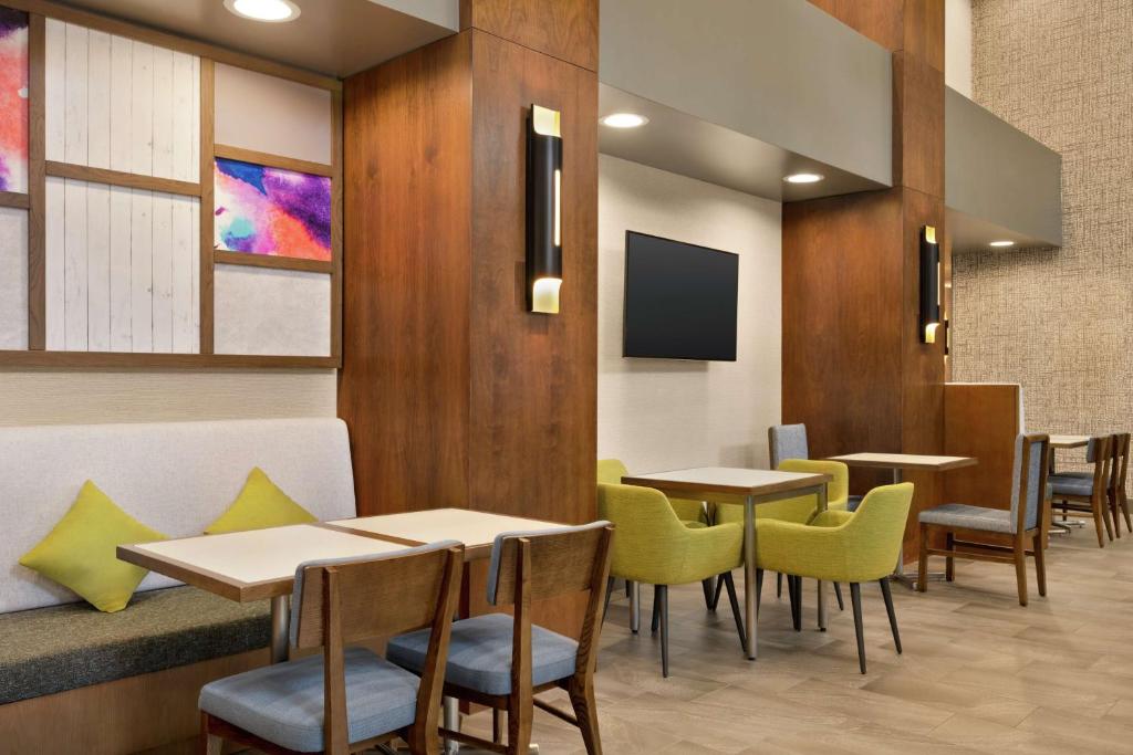 TV a/nebo společenská místnost v ubytování Hampton Inn & Suites Tacoma/Puyallup