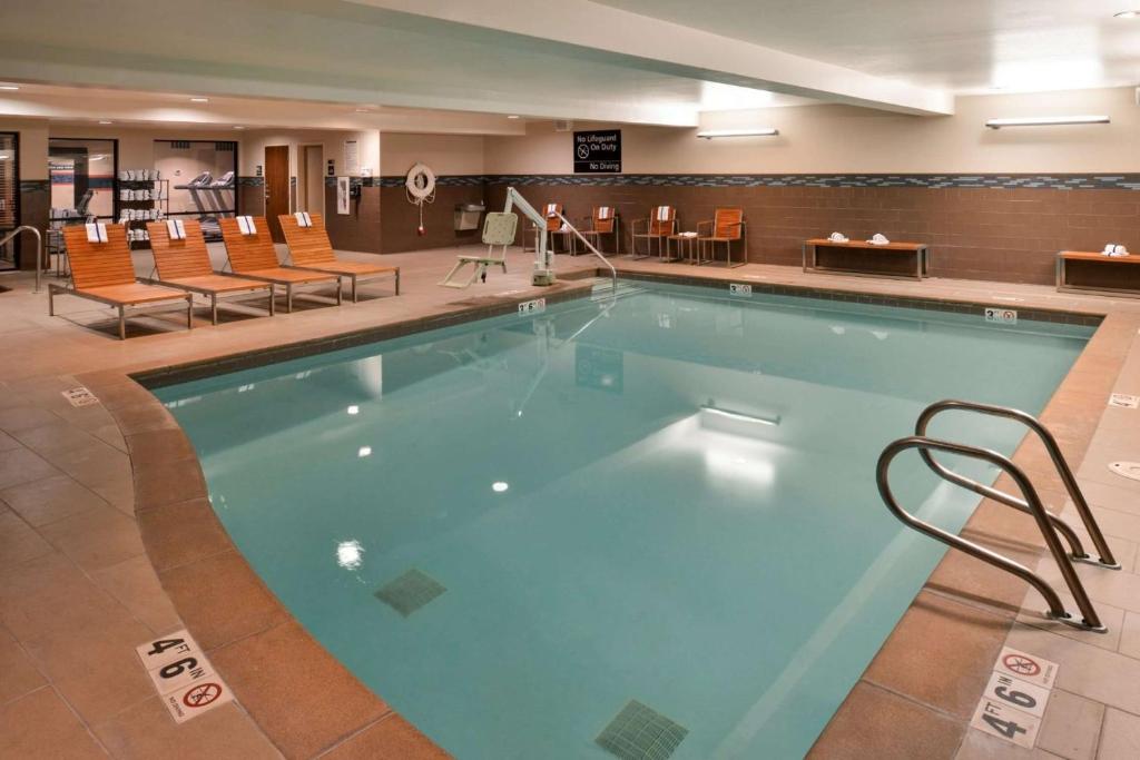 Bazén v ubytování Hampton Inn & Suites Tacoma/Puyallup nebo v jeho okolí
