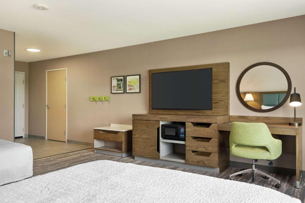 TV a/nebo společenská místnost v ubytování Hampton Inn & Suites Tacoma/Puyallup