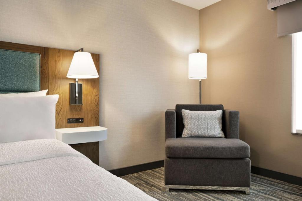 Postel nebo postele na pokoji v ubytování Hampton Inn & Suites Tacoma/Puyallup