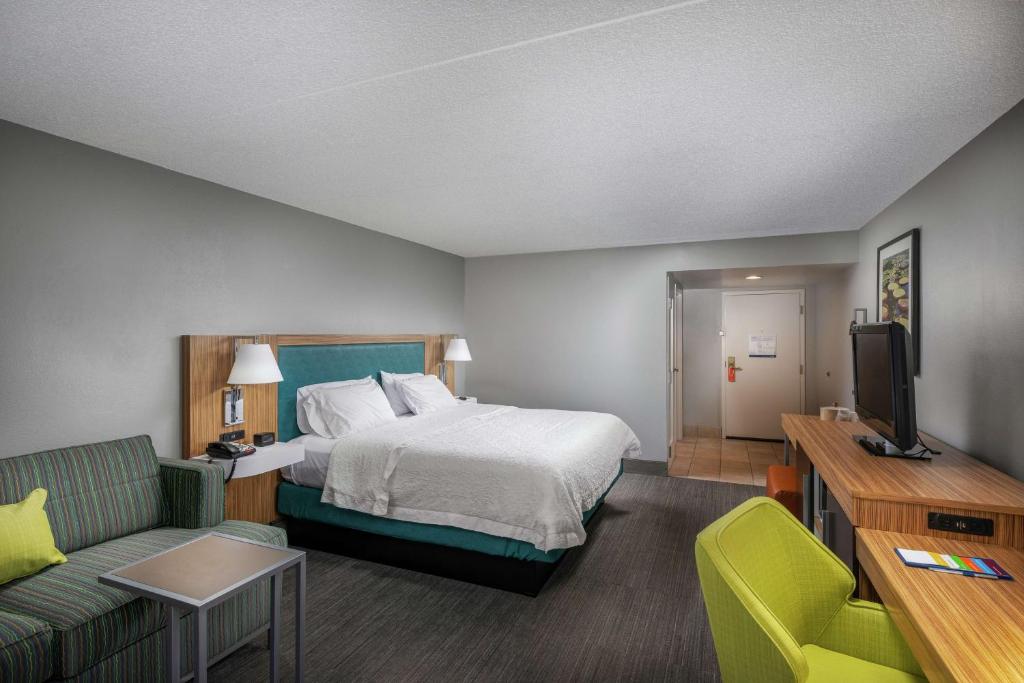 een hotelkamer met een bed en een bank bij Hampton Inn Tuscaloosa - East in Tuscaloosa