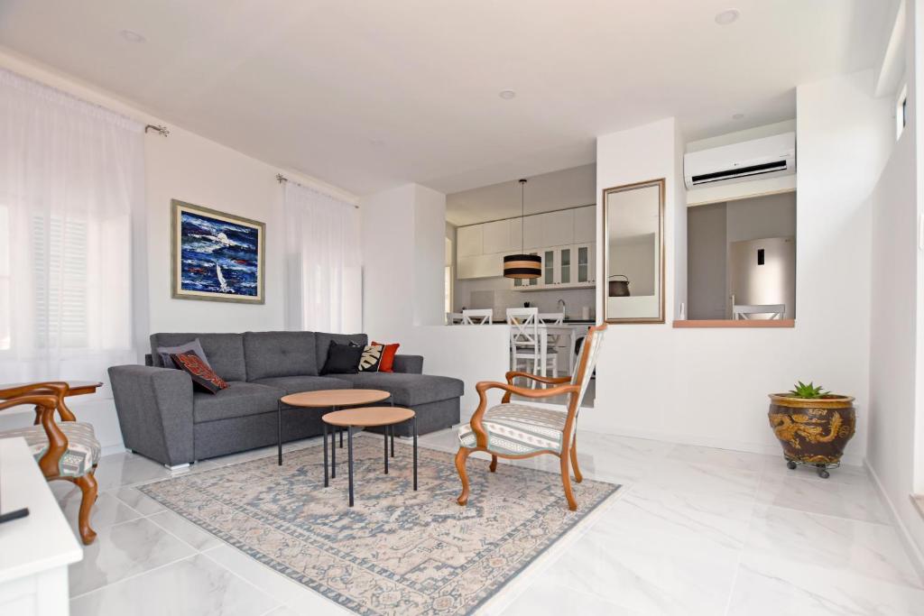 un salon avec un canapé et une table dans l'établissement Blue Harbour Luxury Apartment, Herceg Novi , Old Town, à Herceg-Novi