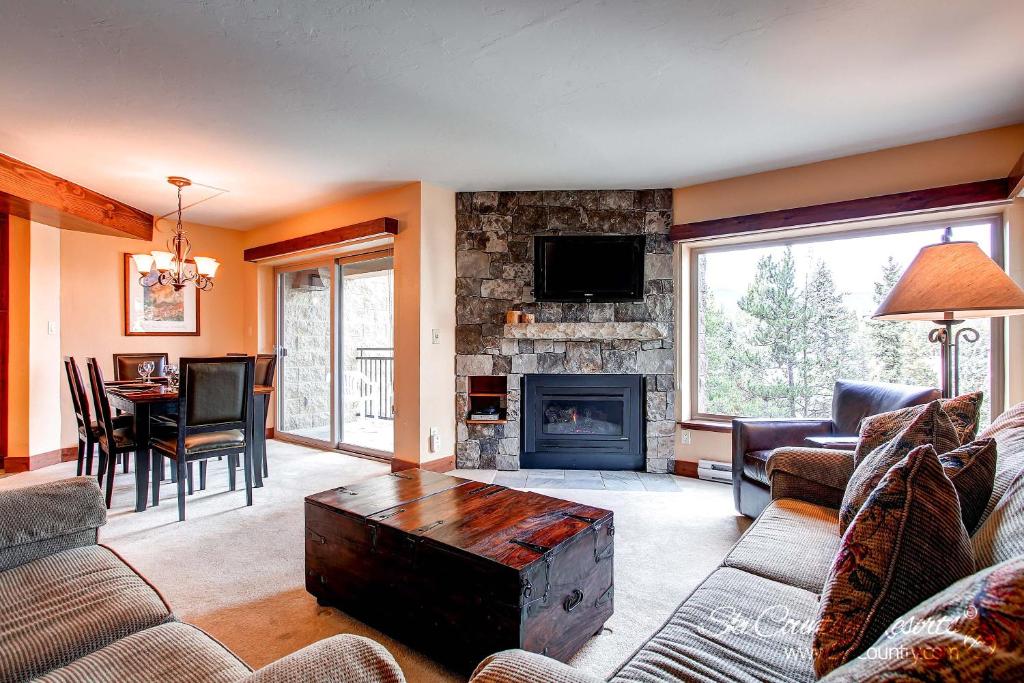 ein Wohnzimmer mit einem Sofa und einem Kamin in der Unterkunft Escape to Serene Bliss, Enjoy Breck's Beauty at this Luxurious Condo PA202 in Breckenridge