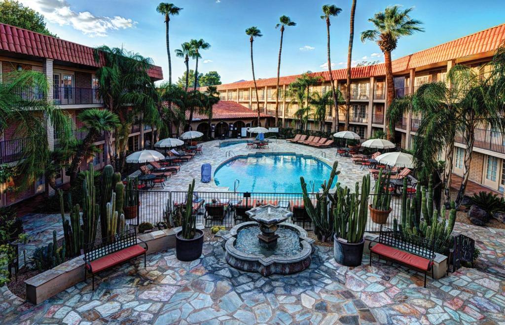odkryty basen z leżakami i parasolami na dziedzińcu w obiekcie DoubleTree Suites by Hilton Tucson-Williams Center w mieście Tucson