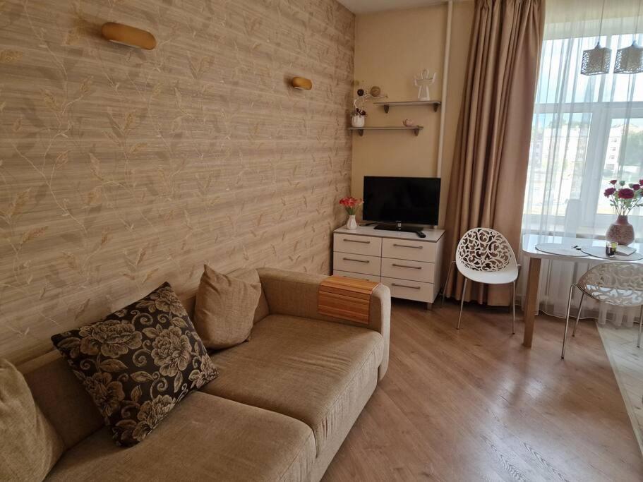 un salon avec un canapé et une table dans l'établissement Baroness apartments, à Riga