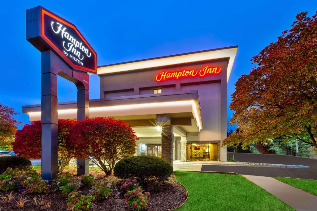 um centro comercial com um sinal para uma farmácia em Hampton Inn Traverse City em Traverse City