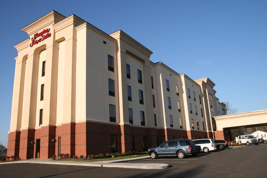 um grande edifício com carros estacionados em frente em Hampton Inn & Suites-Knoxville/North I-75 em Knoxville