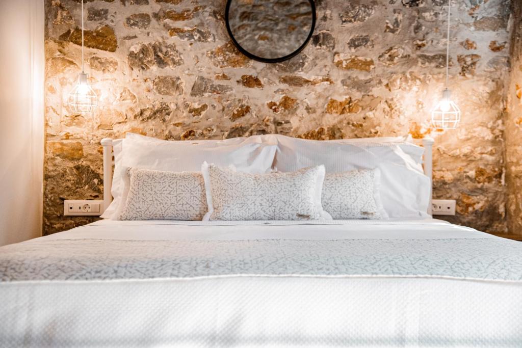 Postel nebo postele na pokoji v ubytování Petra Elounda Suites - Adults Only